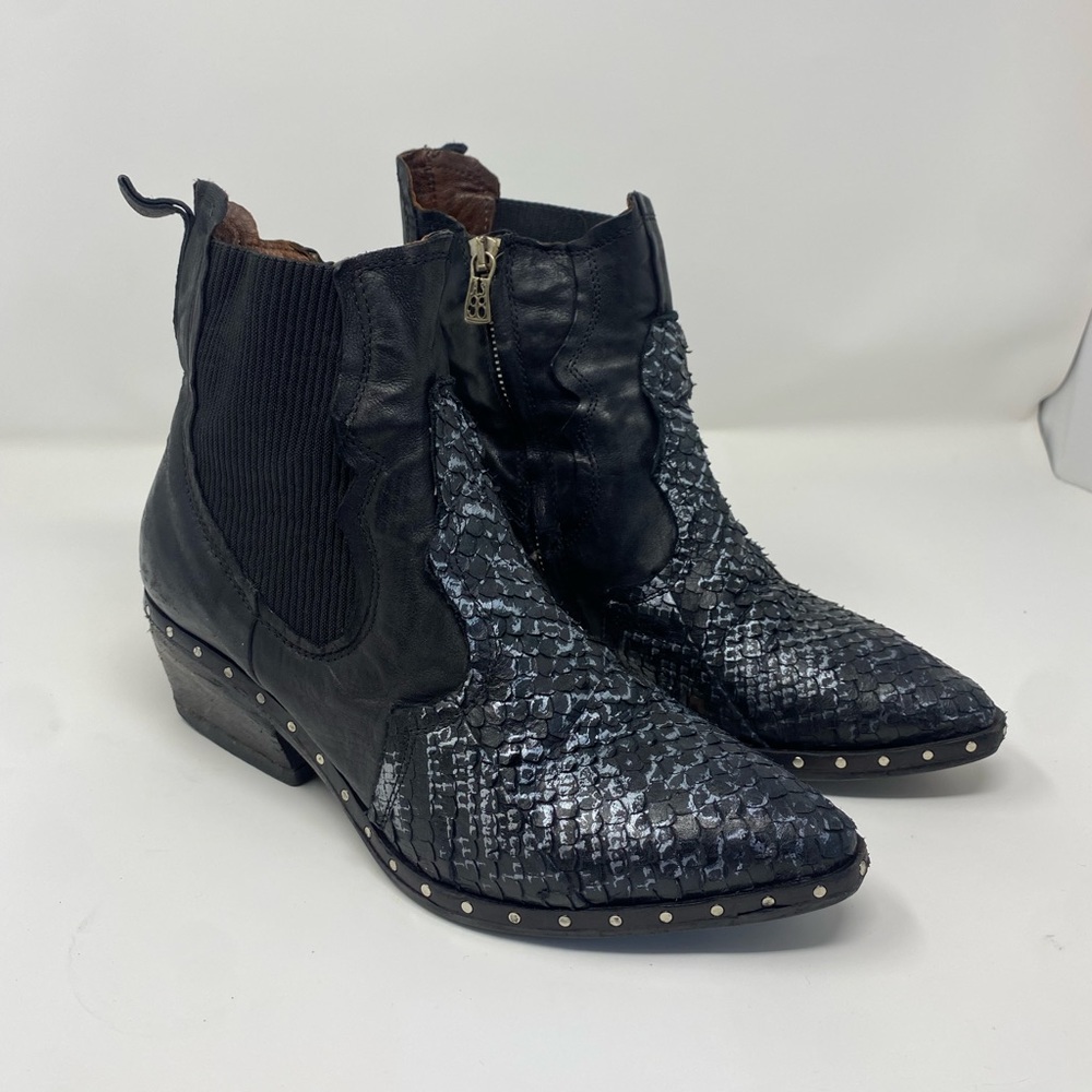 A.S.98 western pointed toe snake embossed leather boot. Size 39.